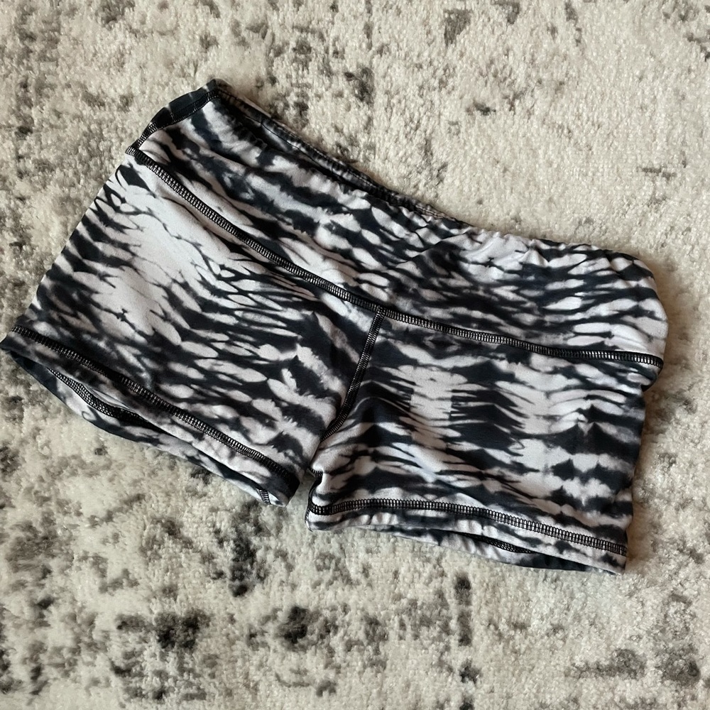 Black & White Fleo shorts